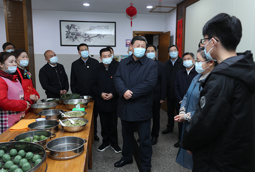 3月30日，中共中央總書記、國家主席、中央軍委主席習近平在浙江省安吉縣天荒坪鎮余村考察，同村民們親切交談，了解該村多年來踐行“綠水青山就是金山銀山”理念、推動綠色發展發生的巨大變化。 新華社記者 鞠鵬 攝