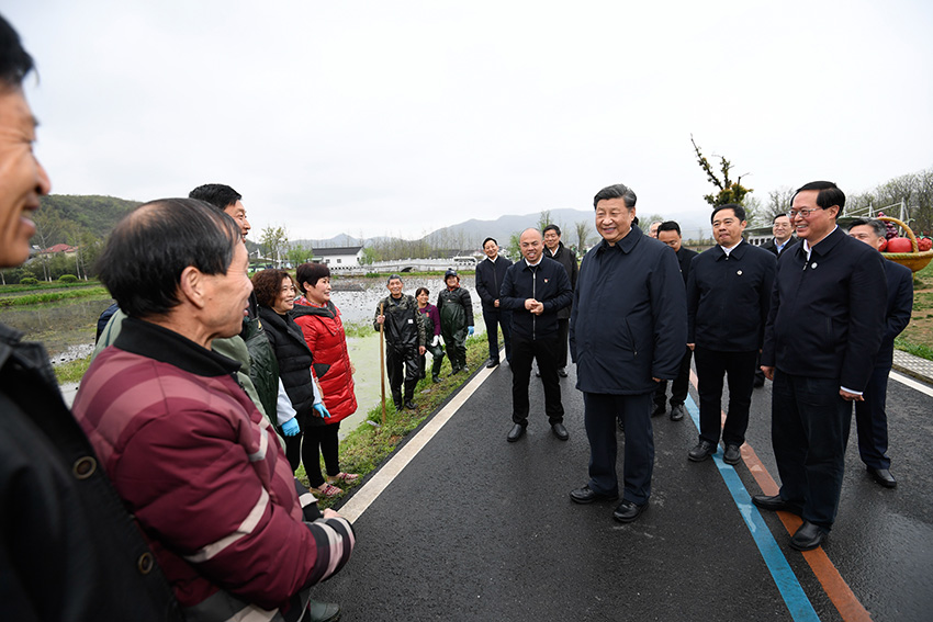 3月30日，中共中央總書記、國(guó)家主席、中央軍委主席習(xí)近平在浙江省安吉縣天荒坪鎮(zhèn)余村考察，同村民們親切交談，了解該村多年來(lái)踐行“綠水青山就是金山銀山”理念、推動(dòng)綠色發(fā)展發(fā)生的巨大變化。 新華社記者 申宏 攝