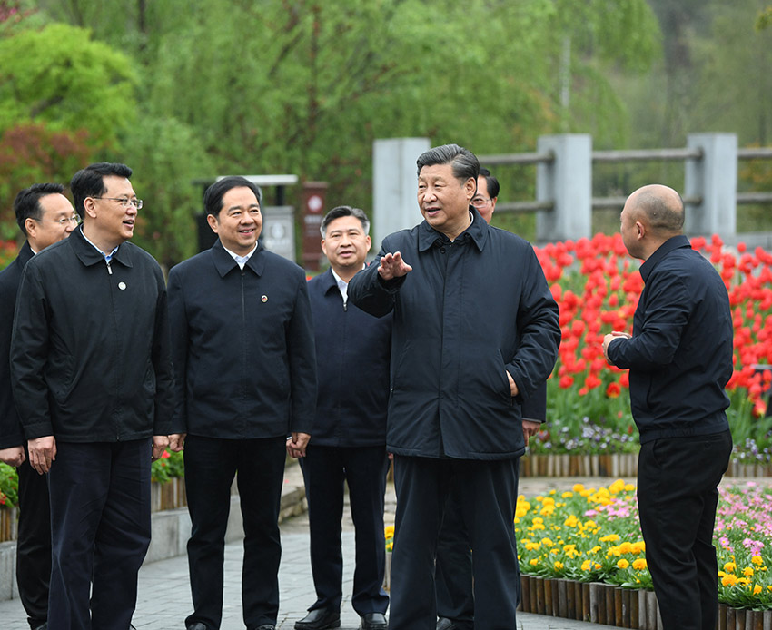 3月30日，中共中央總書記、國家主席、中央軍委主席習近平在浙江省安吉縣天荒坪鎮余村考察，了解該村多年來踐行“綠水青山就是金山銀山”理念、推動綠色發展發生的巨大變化。 新華社記者 申宏 攝
