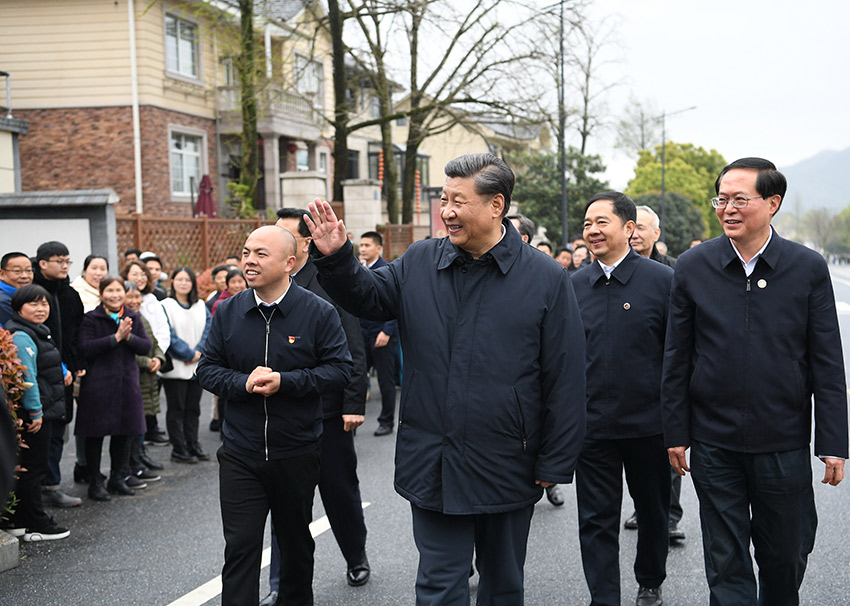 3月30日，中共中央總書(shū)記、國(guó)家主席、中央軍委主席習(xí)近平在浙江省安吉縣天荒坪鎮(zhèn)余村考察，了解該村多年來(lái)踐行“綠水青山就是金山銀山”理念、推動(dòng)綠色發(fā)展發(fā)生的巨大變化。 新華社記者 燕雁 攝