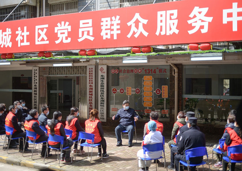 3月10日中午，離開(kāi)火神山醫(yī)院，習(xí)近平趕赴武漢市東湖新城社區(qū)，看望居家隔離的社區(qū)群眾，實(shí)地了解社區(qū)疫情防控、群眾生活保障等情況，對(duì)社區(qū)群眾和防控一線工作人員表示慰問(wèn)和感謝。（文字：張曉鬆、朱基釵 攝影：鞠鵬、龐興雷、謝環(huán)馳）