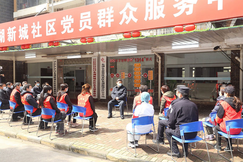 3月10日中午，離開火神山醫(yī)院，習近平趕赴武漢市東湖新城社區(qū)，看望居家隔離的社區(qū)群眾，實地了解社區(qū)疫情防控、群眾生活保障等情況，對社區(qū)群眾和防控一線工作人員表示慰問和感謝。（文字：張曉鬆、朱基釵 攝影：鞠鵬、龐興雷、謝環(huán)馳）
