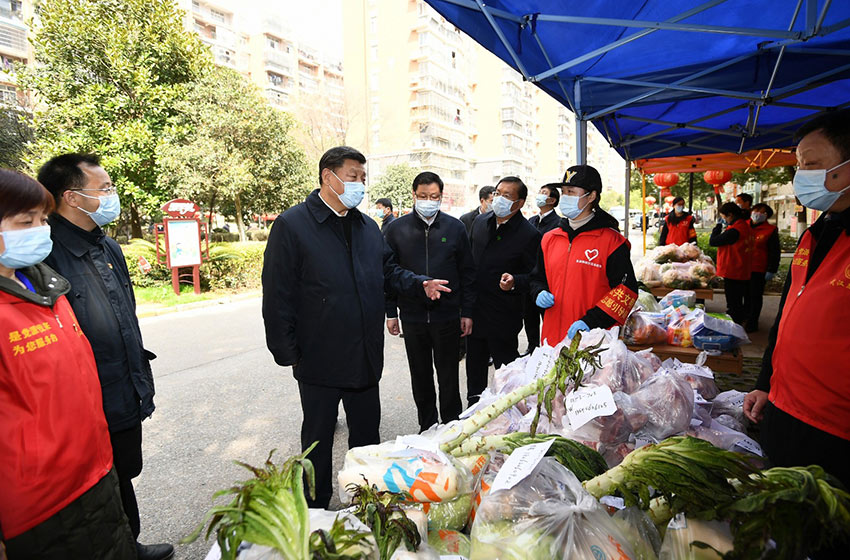 3月10日中午，離開火神山醫(yī)院，習(xí)近平趕赴武漢市東湖新城社區(qū)，看望居家隔離的社區(qū)群眾，實地了解社區(qū)疫情防控、群眾生活保障等情況，對社區(qū)群眾和防控一線工作人員表示慰問和感謝。（文字：張曉鬆、朱基釵 攝影：鞠鵬、龐興雷、謝環(huán)馳）