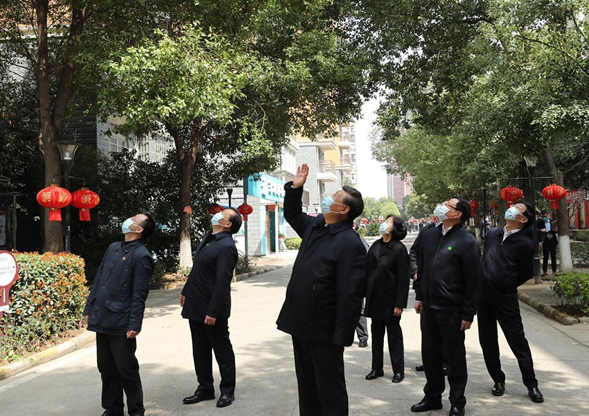 3月10日中午，離開火神山醫院，習近平趕赴武漢市東湖新城社區，看望居家隔離的社區群眾，實地了解社區疫情防控、群眾生活保障等情況，對社區群眾和防控一線工作人員表示慰問和感謝。（文字：張曉鬆、朱基釵 攝影：鞠鵬、龐興雷、謝環馳）