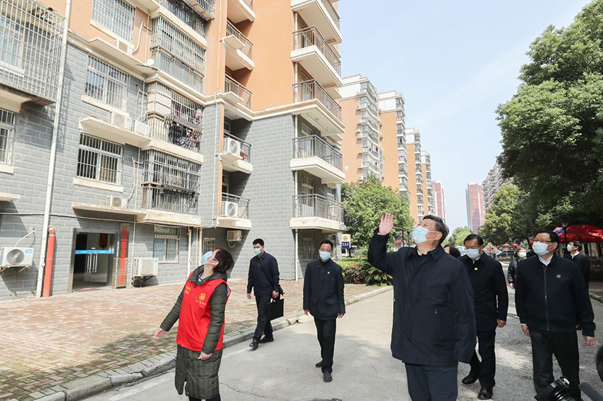 3月10日中午，離開火神山醫院，習近平趕赴武漢市東湖新城社區，看望居家隔離的社區群眾，實地了解社區疫情防控、群眾生活保障等情況，對社區群眾和防控一線工作人員表示慰問和感謝。（文字：張曉鬆、朱基釵 攝影：鞠鵬、龐興雷、謝環馳）