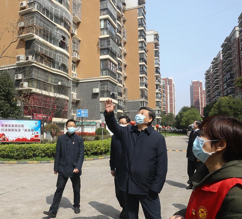 3月10日中午，離開火神山醫院，習近平趕赴武漢市東湖新城社區，看望居家隔離的社區群眾，實地了解社區疫情防控、群眾生活保障等情況，對社區群眾和防控一線工作人員表示慰問和感謝。（文字：張曉鬆、朱基釵 攝影：鞠鵬、龐興雷、謝環馳）