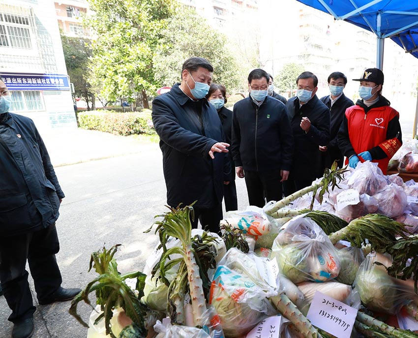 3月10日中午，離開火神山醫院，習近平趕赴武漢市東湖新城社區，看望居家隔離的社區群眾，實地了解社區疫情防控、群眾生活保障等情況，對社區群眾和防控一線工作人員表示慰問和感謝。（文字：張曉鬆、朱基釵 攝影：鞠鵬、龐興雷、謝環馳）