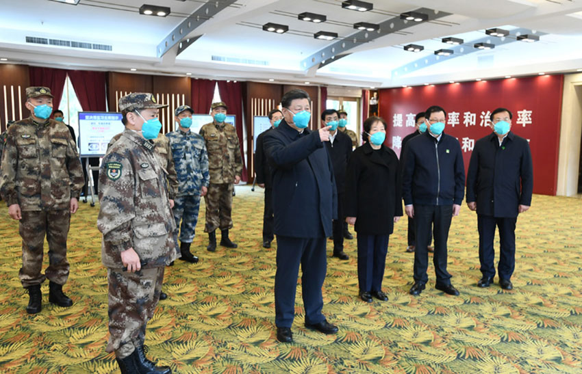 3月10日，中共中央總書記、國家主席、中央軍委主席習近平專門赴湖北省武漢市考察新冠肺炎疫情防控工作。這是習近平在火神山醫院指揮中心，聽取醫院建設運行、患者收治、醫務人員防護保障、科研攻關等情況介紹。新華社記者 謝環馳 攝