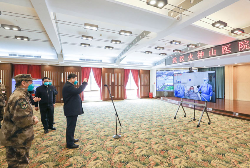 3月10日，中共中央總書記、國家主席、中央軍委主席習近平專門赴湖北省武漢市考察新冠肺炎疫情防控工作。這是習近平在火神山醫院指揮中心視頻連線感染科病房，與病房內患者和醫務人員親切交流。新華社記者 鞠鵬 攝