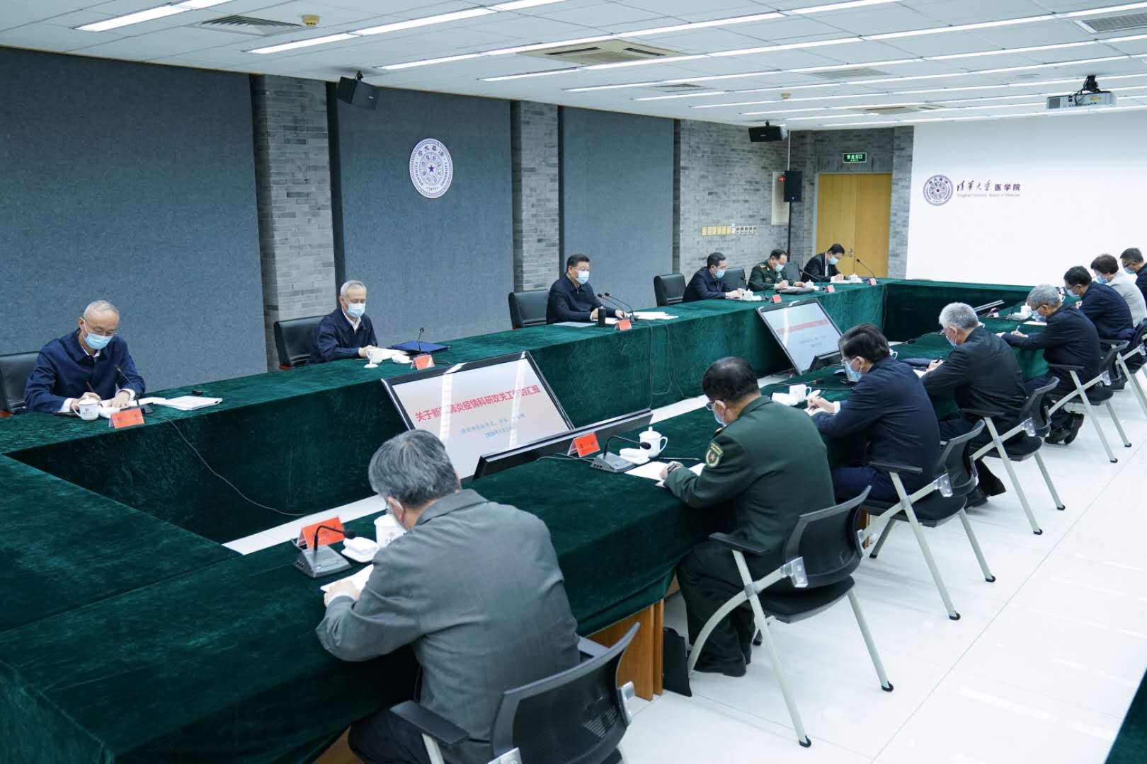 3月2日，中共中央總書記、國家主席、中央軍委主席習(xí)近平在北京考察新冠肺炎防控科研攻關(guān)工作。這是習(xí)近平在清華大學(xué)醫(yī)學(xué)院主持召開座談會並發(fā)表重要講話。 新華社記者 燕雁 攝