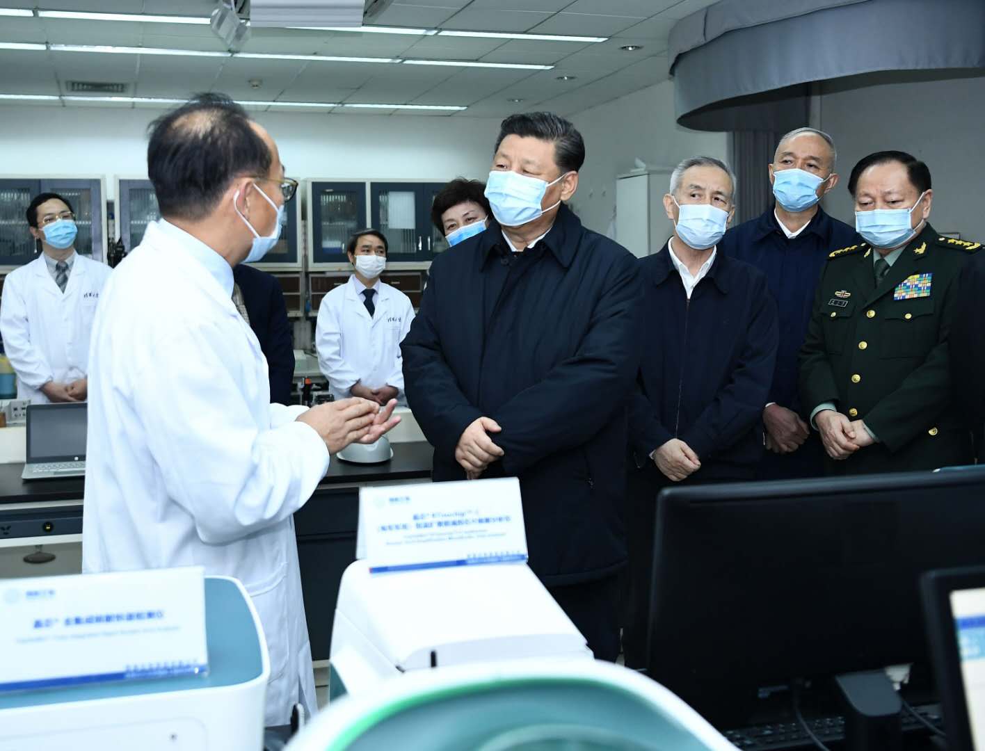 3月2日，中共中央總書記、國家主席、中央軍委主席習近平在北京考察新冠肺炎防控科研攻關工作。這是習近平在清華大學醫學院生物醫學檢測技術及儀器北京實驗室向專家詳細了解科研情況。 新華社記者 燕雁 攝