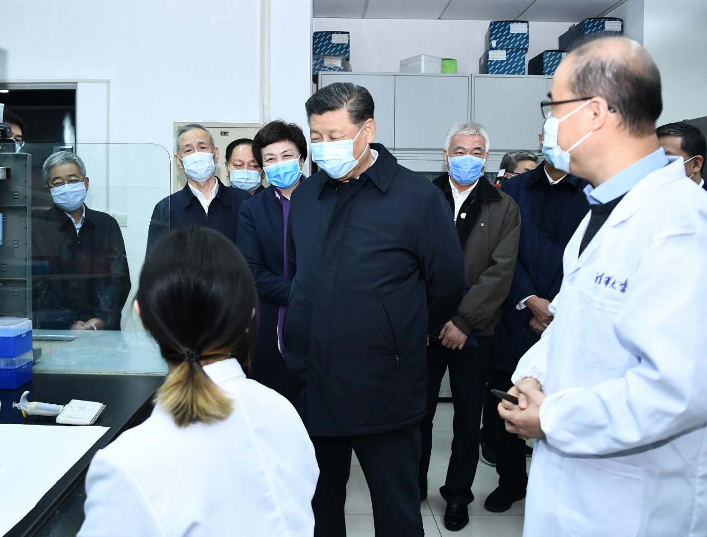 3月2日，中共中央總書記、國家主席、中央軍委主席習(xí)近平在北京考察新冠肺炎防控科研攻關(guān)工作。這是習(xí)近平在清華大學(xué)醫(yī)學(xué)院全球健康與傳染病研究中心同科研人員交談。 新華社記者 燕雁 攝