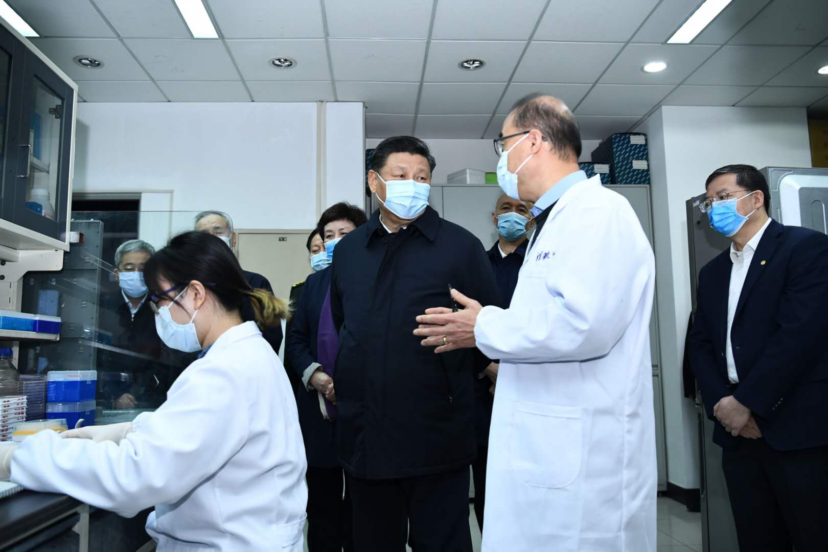 3月2日，中共中央總書記、國家主席、中央軍委主席習(xí)近平在北京考察新冠肺炎防控科研攻關(guān)工作。這是習(xí)近平在清華大學(xué)醫(yī)學(xué)院全球健康與傳染病研究中心向?qū)＜以敿毩私饪蒲星闆r。 新華社記者 燕雁 攝