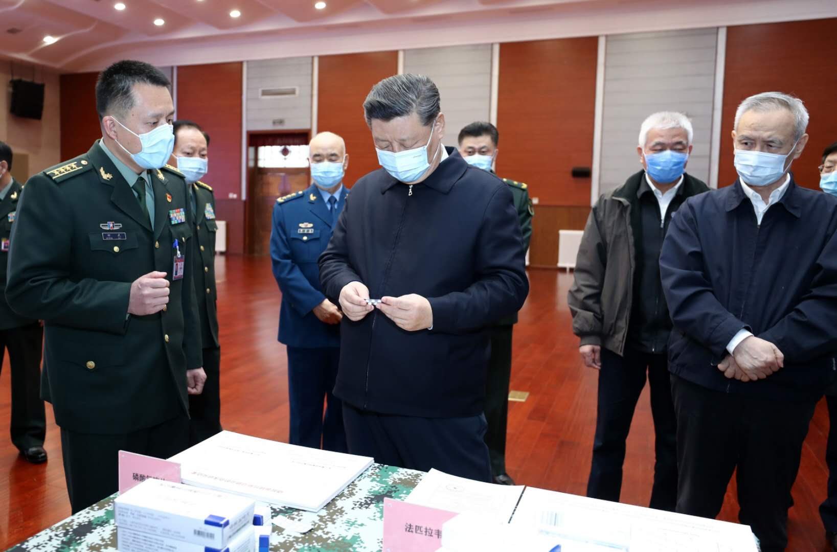 3月2日，中共中央總書記、國家主席、中央軍委主席習近平在北京考察新冠肺炎防控科研攻關工作。這是習近平在軍事醫學研究院結合展板和實物了解疫苗和抗體研制、藥物篩選、病毒致病機理研究、快速檢測試劑研究和應用等進展情況。 新華社記者 鞠鵬 攝