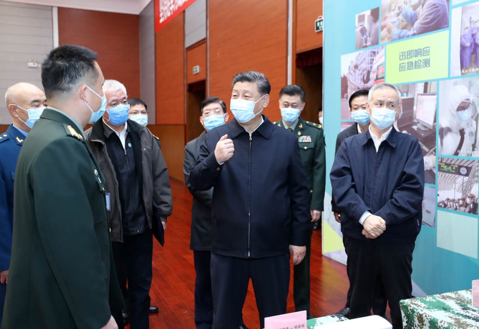3月2日，中共中央總書記、國家主席、中央軍委主席習近平在北京考察新冠肺炎防控科研攻關工作。這是習近平在軍事醫(yī)學研究院結合展板和實物了解疫苗和抗體研制、藥物篩選、病毒致病機理研究、快速檢測試劑研究和應用等進展情況。 新華社記者 鞠鵬 攝