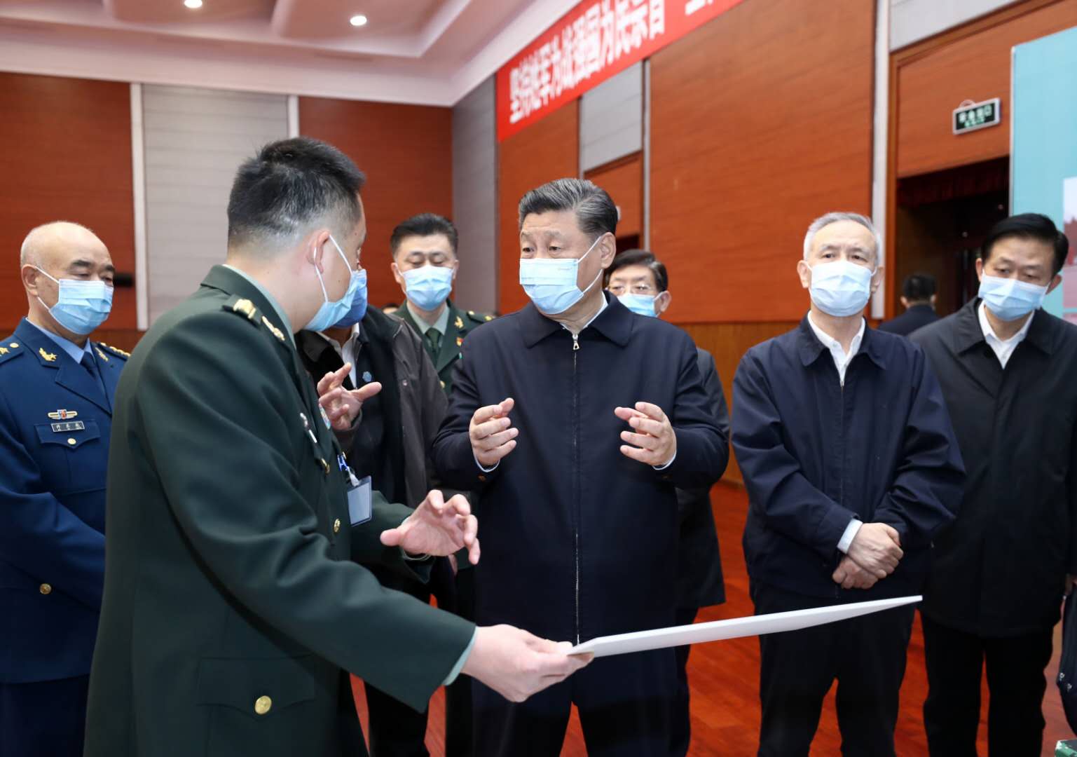 3月2日，中共中央總書記、國家主席、中央軍委主席習近平在北京考察新冠肺炎防控科研攻關(guān)工作。這是習近平在軍事醫(yī)學研究院結(jié)合展板和實物了解疫苗和抗體研制、藥物篩選、病毒致病機理研究、快速檢測試劑研究和應用等進展情況。 新華社記者 鞠鵬 攝