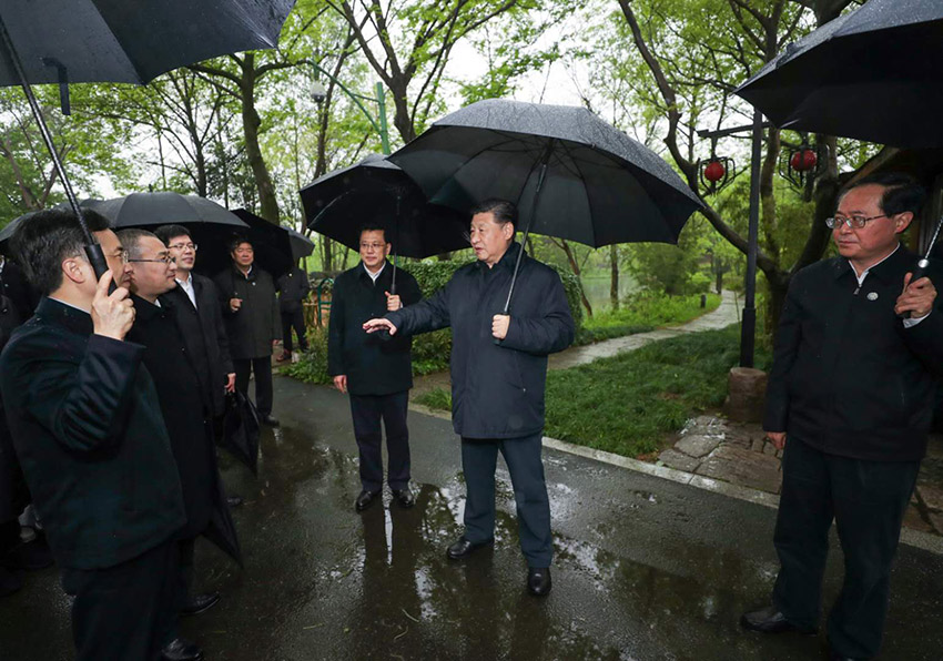 3月31日，中共中央總書記、國家主席、中央軍委主席習近平在杭州考察。這是習近平在西溪國家濕地公園就西溪濕地保護利用情況進行考察調研。 新華社記者 鞠鵬 攝