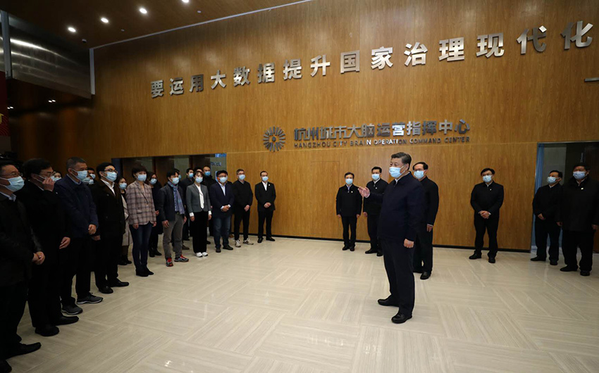 3月31日，中共中央總書記、國家主席、中央軍委主席習(xí)近平在杭州考察。這是習(xí)近平在杭州城市大腦運營指揮中心，就杭州運用城市大腦推進(jìn)城市治理體系和治理能力現(xiàn)代化進(jìn)行考察調(diào)研。 新華社記者 鞠鵬 攝