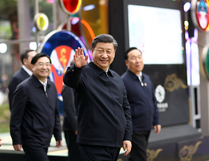 習近平總書記22日在西安考察調研。他先后來到陝西汽車控股集團有限公司、西安交通大學、大唐不夜城步行街，了解企業復工復產和社會生活秩序恢復等情況。（文字記者：張曉鬆  攝影記者：鞠鵬、謝環馳、燕雁、翟健嵐）