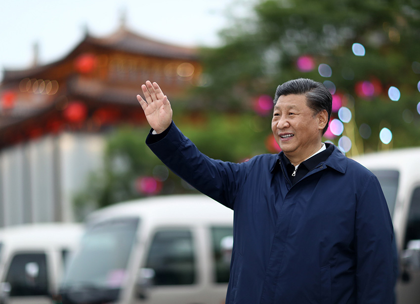 習近平總書記22日在西安考察調研。他先后來到陝西汽車控股集團有限公司、西安交通大學、大唐不夜城步行街，了解企業復工復產和社會生活秩序恢復等情況。（文字記者：張曉鬆  攝影記者：鞠鵬、謝環馳、燕雁、翟健嵐）