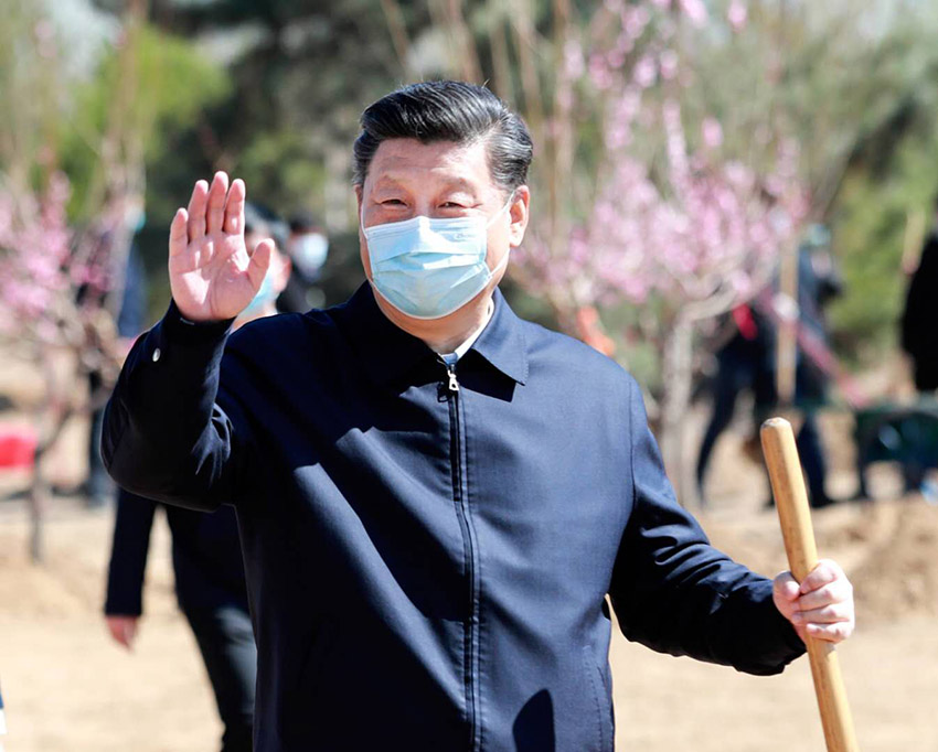4月3日，黨和國家領導人習近平、李克強、栗戰書、汪洋、王滬寧、趙樂際、韓正、王岐山等來到北京市大興區舊宮鎮參加首都義務植樹活動。這是習近平拿起鐵鍬走向植樹地點，向正在植樹的干部群眾揮手致意。 新華社記者 龐興雷 攝