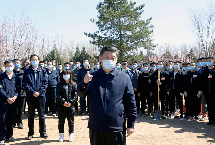 4月3日，黨和國家領導人習近平、李克強、栗戰書、汪洋、王滬寧、趙樂際、韓正、王岐山等來到北京市大興區舊宮鎮參加首都義務植樹活動。這是植樹期間，習近平同在場的干部群眾親切交談。 新華社記者 李學仁 攝