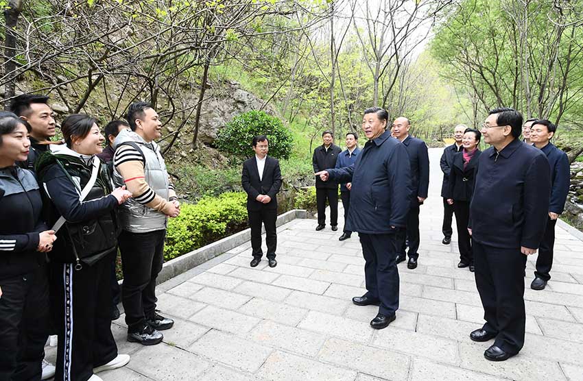 4月20日，中共中央總書記、國家主席、中央軍委主席習(xí)近平在陝西考察調(diào)研。這是習(xí)近平在位於商洛市柞水縣的秦嶺牛背梁國家級(jí)自然保護(hù)區(qū)，考察秦嶺生態(tài)保護(hù)情況。 新華社記者 謝環(huán)馳 攝