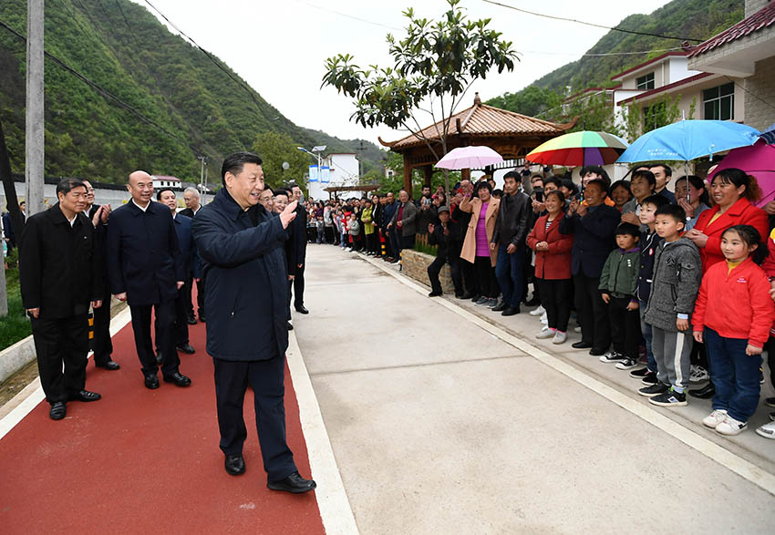 4月20日，中共中央總書記、國家主席、中央軍委主席習(xí)近平在陝西考察調(diào)研。這是習(xí)近平在商洛市柞水縣小嶺鎮(zhèn)金米村向鄉(xiāng)親們致意。 新華社記者 謝環(huán)馳 攝