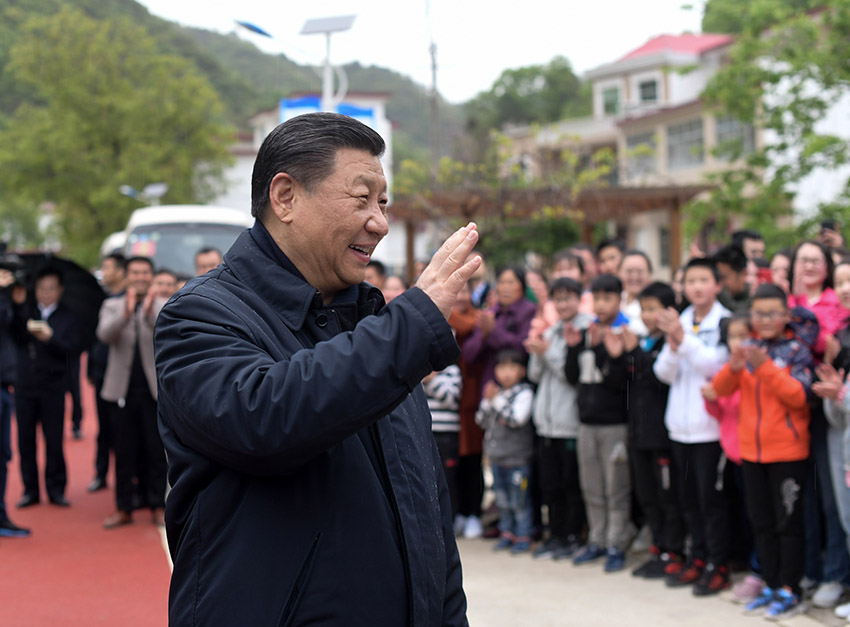 4月20日，中共中央總書記、國家主席、中央軍委主席習近平在陝西考察調研。這是習近平在商洛市柞水縣小嶺鎮金米村向鄉親們致意。 新華社記者 謝環馳 攝