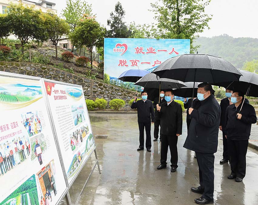 習近平總書記21日來到陝西省安康市平利縣老縣鎮，在錦屏社區、鎮衛生院、中心小學和茶園考察當地脫貧攻堅等情況。（文字記者：張曉鬆 攝影記者：鞠鵬、謝環馳、燕雁、翟健嵐）