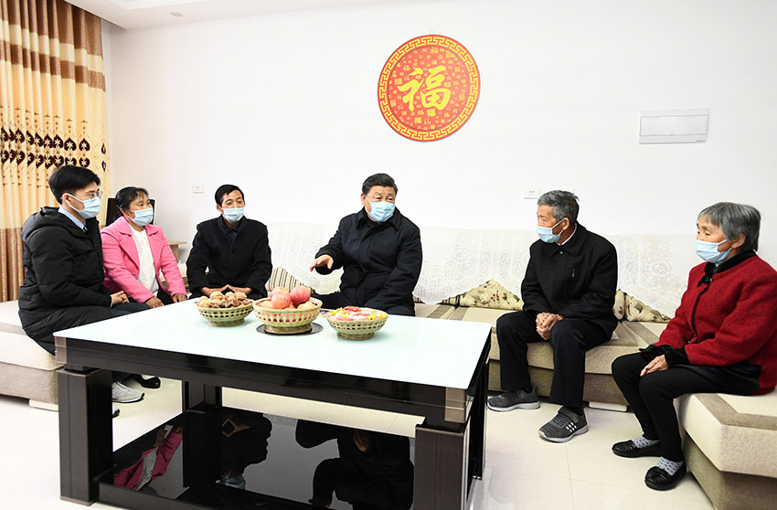4月20日至23日，中共中央總書記、國家主席、中央軍委主席習近平在陝西考察。這是4月21日，習近平在安康市平利縣老縣鎮錦屏社區，同搬遷戶汪顯平一家圍坐在一起拉家常。新華社記者 謝環馳 攝