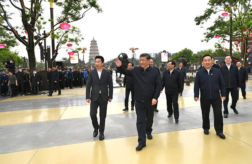 4月20日至23日，中共中央總書記、國家主席、中央軍委主席習(xí)近平在陝西考察。這是4月22日，習(xí)近平在西安大唐不夜城步行街考察時(shí)，向游客揮手致意。新華社記者 謝環(huán)馳 攝