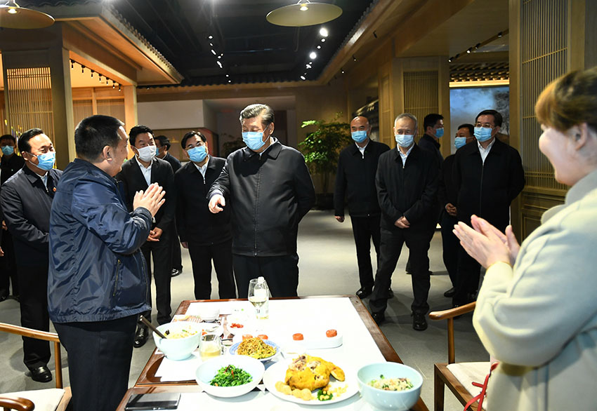 4月20日至23日，中共中央總書記、國家主席、中央軍委主席習(xí)近平在陝西考察。這是4月22日，習(xí)近平走進(jìn)西安大唐不夜城步行街老字號西安飯莊，同正在就餐的顧客熱情交談。新華社記者 謝環(huán)馳 攝