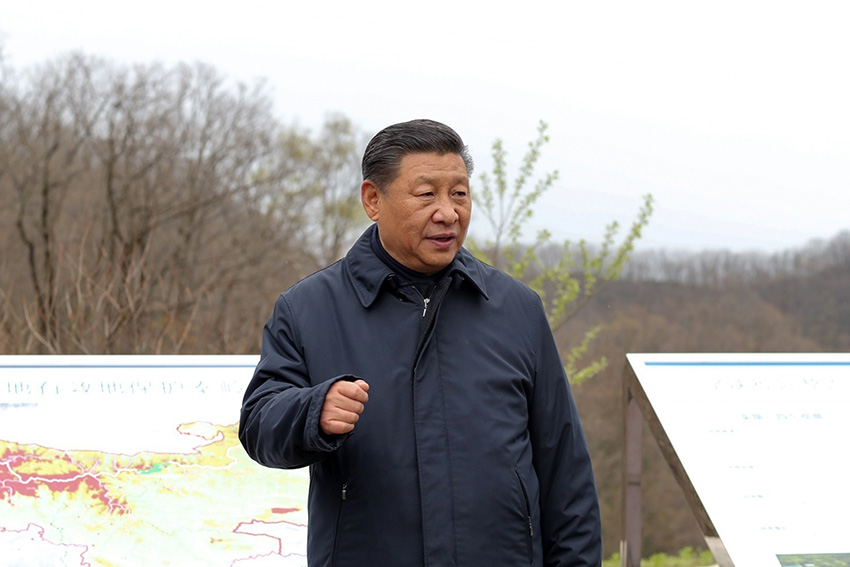 4月20日，中共中央總書記、國(guó)家主席、中央軍委主席習(xí)近平在陝西考察調(diào)研。這是習(xí)近平在位於秦嶺山脈東段的牛背梁國(guó)家級(jí)自然保護(hù)區(qū)月亮埡，察看秦嶺自然生態(tài)，了解陝西省吸取秦嶺北麓違建別墅問題教訓(xùn)、抓好生態(tài)保護(hù)等情況。 新華社記者 鞠鵬 攝