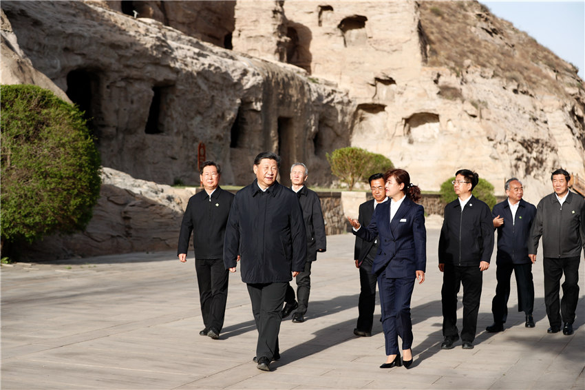 5月11日至12日，中共中央總書記、國家主席、中央軍委主席習(xí)近平在山西考察。這是5月11日下午，習(xí)近平在大同市雲(yún)岡石窟考察歷史文化遺產(chǎn)保護(hù)情況。新華社記者 劉彬 攝