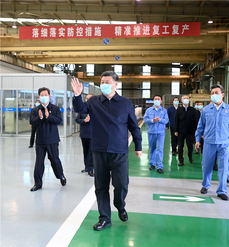 5月12日上午，正在山西考察的習(xí)近平總書記來到太鋼不鏽鋼精密帶鋼有限公司，走進(jìn)生產(chǎn)車間了解企業(yè)防疫抗疫和生產(chǎn)運(yùn)行情況，同工人們親切交談，叮囑他們不要麻痺鬆懈，切實(shí)抓好各項(xiàng)防控措施，保持零感染。（攝影記者：李學(xué)仁、謝環(huán)馳、劉彬）