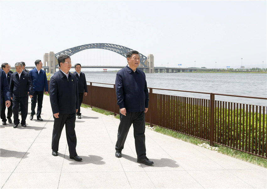 5月11日至12日，中共中央總書記、國家主席、中央軍委主席習近平在山西考察。這是5月12日中午，習近平在汾河太原城區晉陽橋段考察汾河水治理及沿岸生態保護、城市環境建設等情況。新華社記者 李學仁 攝