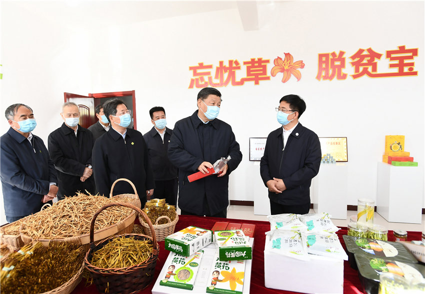 5月11日至12日，中共中央總書記、國家主席、中央軍委主席習近平在山西考察。這是5月11日下午，習近平在大同市雲州區西坪鎮坊城新村技能培訓服務站，察看黃花產業相關產品展示。新華社記者 謝環馳 攝