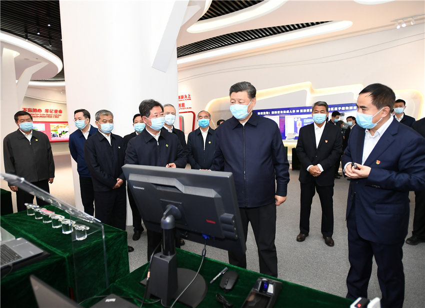 5月11日至12日，中共中央總書記、國家主席、中央軍委主席習近平在山西考察。這是5月12日上午，習近平在山西轉(zhuǎn)型綜合改革示范區(qū)政務(wù)服務(wù)中心，了解示范區(qū)改革創(chuàng)新發(fā)展情況。新華社記者 謝環(huán)馳 攝