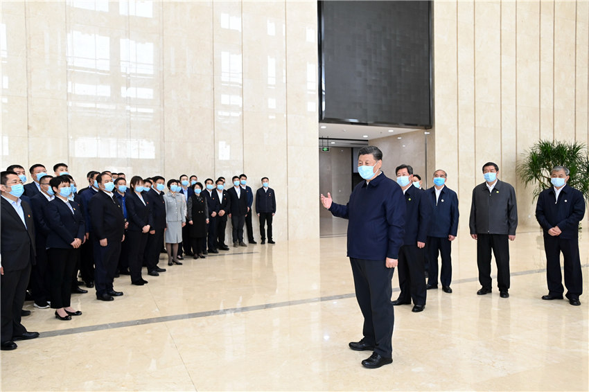 5月11日至12日，中共中央總書記、國家主席、中央軍委主席習近平在山西考察。這是5月12日上午，習近平在山西轉型綜合改革示范區(qū)政務服務中心考察時，同工作人員親切交流。新華社記者 李學仁 攝
