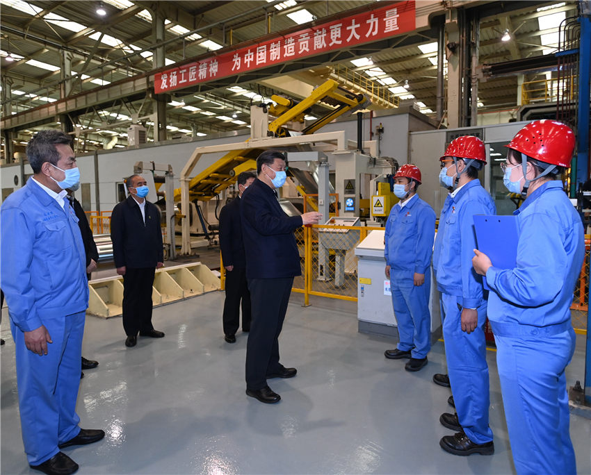 5月11日至12日，中共中央總書記、國(guó)家主席、中央軍委主席習(xí)近平在山西考察。這是5月12日上午，習(xí)近平在太鋼不鏽鋼精密帶鋼有限公司生產(chǎn)車間，了解企業(yè)復(fù)工復(fù)產(chǎn)情況。新華社記者 李學(xué)仁 攝