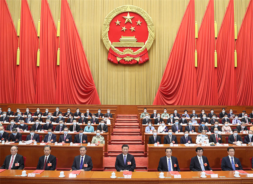 5月28日，第十三屆全國人民代表大會第三次會議在北京人民大會堂閉幕。黨和國家領(lǐng)導(dǎo)人習(xí)近平、李克強、汪洋、王滬寧、趙樂際、韓正、王岐山等在主席臺就座，栗戰(zhàn)書主持閉幕會並發(fā)表講話。 新華社記者 鞠鵬 攝
