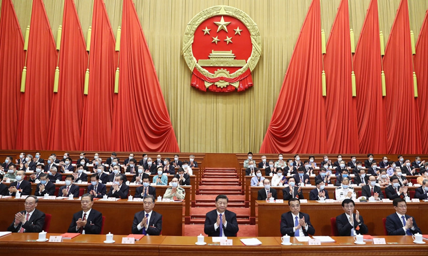 5月28日，第十三屆全國人民代表大會第三次會議在北京人民大會堂閉幕。黨和國家領導人習近平、李克強、汪洋、王滬寧、趙樂際、韓正、王岐山等在主席臺就座，栗戰書主持閉幕會並發表講話。 新華社記者 鞠鵬 攝