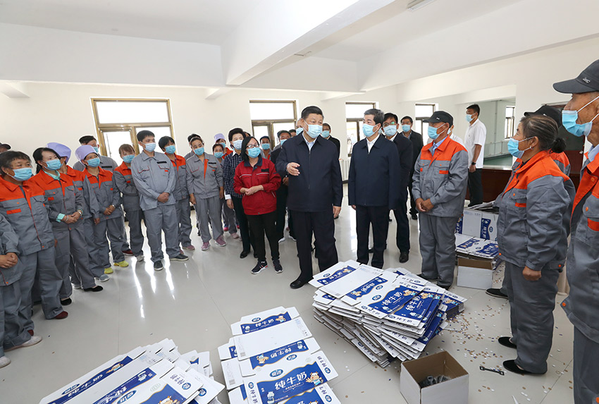 6月8日至10日，中共中央總書記、國家主席、中央軍委主席習(xí)近平在寧夏考察。這是6月8日下午，習(xí)近平在吳忠市紅寺堡區(qū)紅寺堡鎮(zhèn)弘德村扶貧車間，同正在加工制作紙箱的村民交流。 新華社記者 鞠鵬 攝