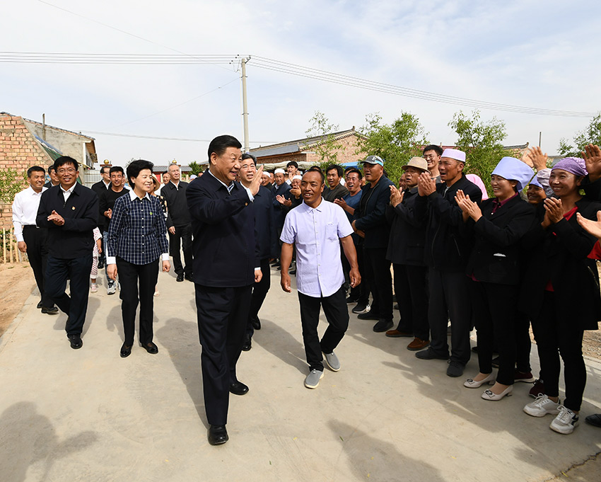 6月8日至10日，中共中央總書記、國家主席、中央軍委主席習近平在寧夏考察。這是6月8日下午，習近平在吳忠市紅寺堡區紅寺堡鎮弘德村看望移民搬遷群眾，向村民們揮手致意。 新華社記者 謝環馳 攝