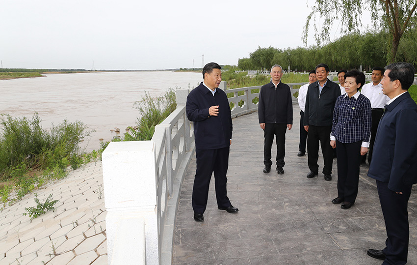 6月8日至10日，中共中央總書記、國(guó)家主席、中央軍委主席習(xí)近平在寧夏考察。這是6月8日下午，習(xí)近平在黃河吳忠濱河大道古城灣砌護(hù)段，察看黃河生態(tài)治理保護(hù)狀況。 新華社記者 鞠鵬 攝
