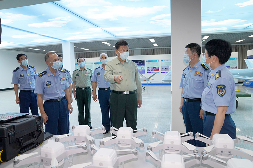 八一建軍節到來之際，中共中央總書記、國家主席、中央軍委主席習近平7月23日到空軍航空大學視察，代表黨中央和中央軍委，向學校師生員工致以誠摯問候，向全體人民解放軍指戰員、武警部隊官兵、民兵預備役人員致以節日祝賀。這是習近平察看無人機操控教學設施，了解無人機操控員培養情況。 新華社記者 李剛 攝