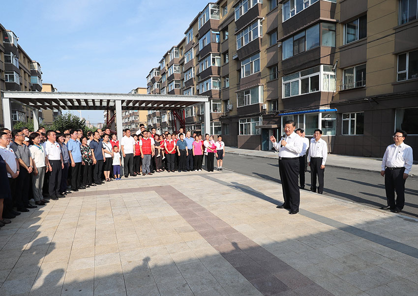 7月22日至24日，中共中央總書記、國家主席、中央軍委主席習近平在吉林省考察。這是7月23日下午，習近平在長春市寬城區團山街道長山花園社區廣場，同居民們親切交流。 新華社記者 王曄 攝