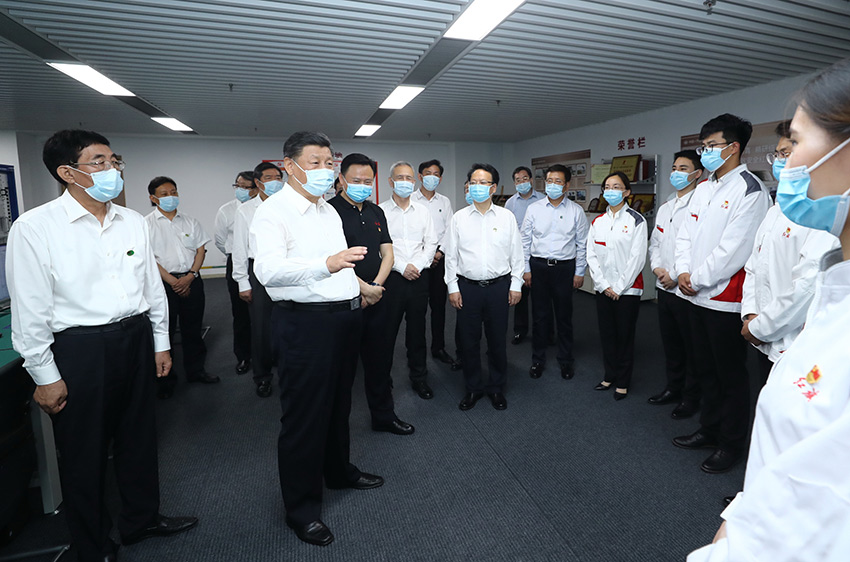 7月22日至24日，中共中央總書記、國家主席、中央軍委主席習(xí)近平在吉林省考察。這是7月23日下午，習(xí)近平在長春一汽集團(tuán)研發(fā)總院整車硬件測試實(shí)驗(yàn)室，同剛畢業(yè)的大學(xué)生親切交流。 新華社記者 鞠鵬 攝