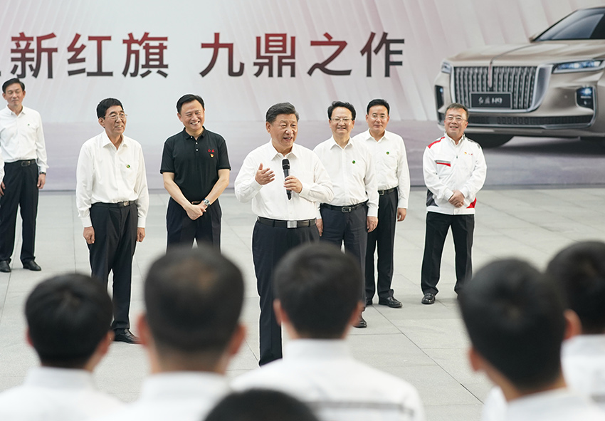 7月22日至24日，中共中央總書記、國家主席、中央軍委主席習近平在吉林省考察。這是7月23日下午，習近平在長春市一汽集團研發總院，同職工代表親切交流。 新華社記者 王曄 攝